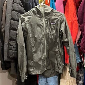 Women’s Patagonia Green  Lightweight Jacket with hood sz S